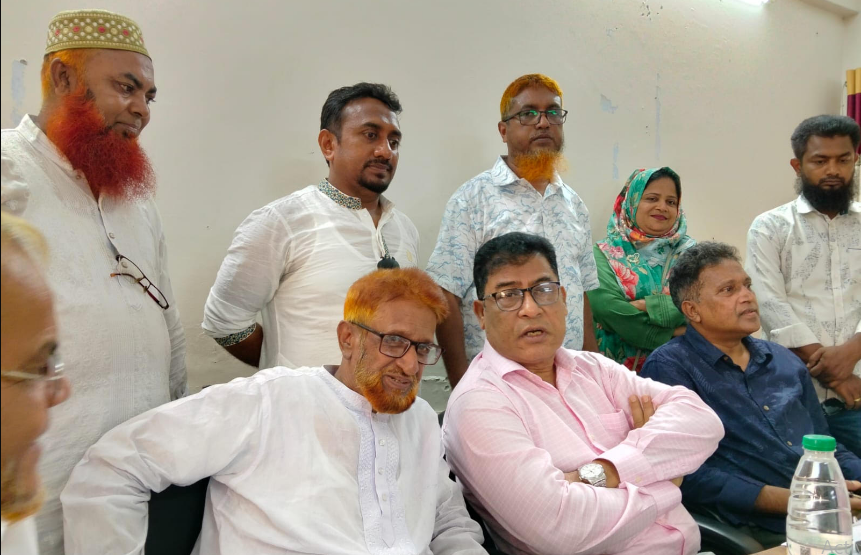 বরগুনায় জেলা পরিষদের প্রশাসককে ফুলেল শুভেচ্ছা জানিয়েছেন  প্রাথমিক শিক্ষক সমিতি